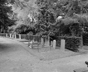 855998 Gezicht op een rij graven langs een pad op de 1e Algemene Begraafplaats Soestbergen (Gansstraat) te Utrecht.